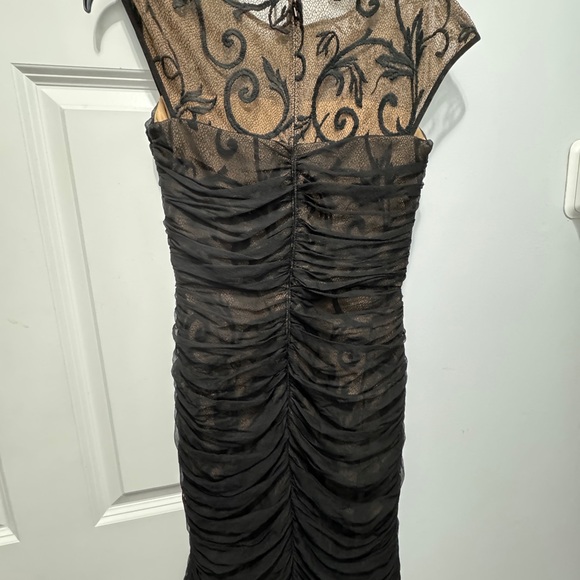 Tadashi Shoji size 4 black dress - Picture 7 of 7
